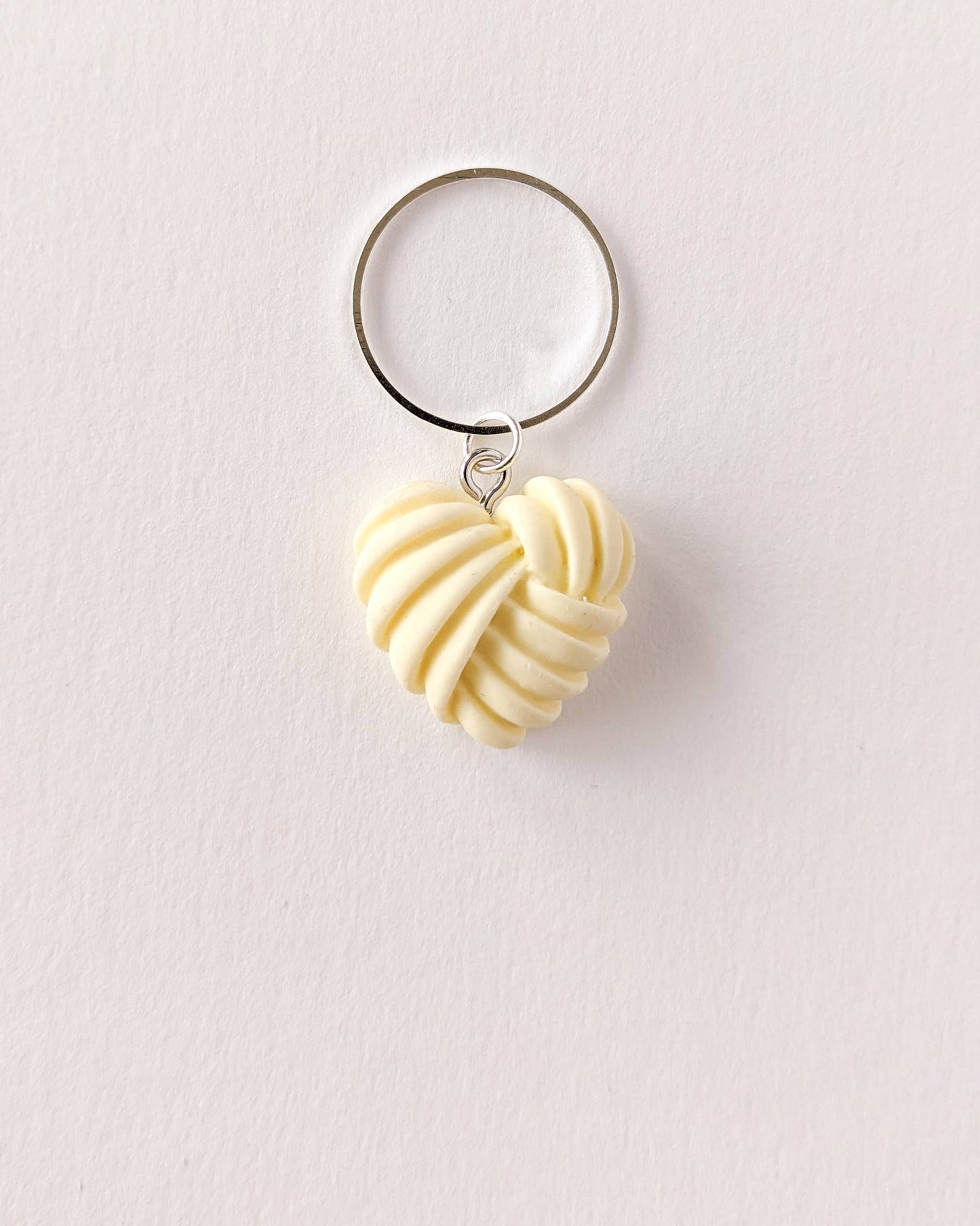marqueur de maille coeur jaune