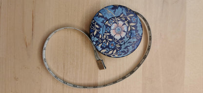 Mètre a enrouleur automatique 1m50 fleuri 1
